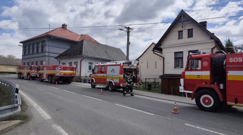 Rýchly zásah hasičov vo Východnej zachránil drevenicu, plamene zasiahli len okolie komína