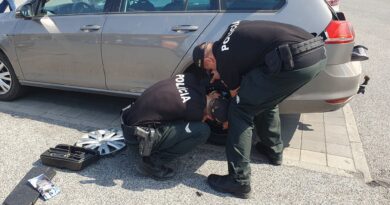 Policajti pomohli s opravou defektu Policajti pomohli s opravou defektu