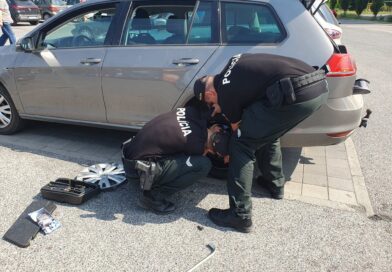 Policajti pomohli s opravou defektu